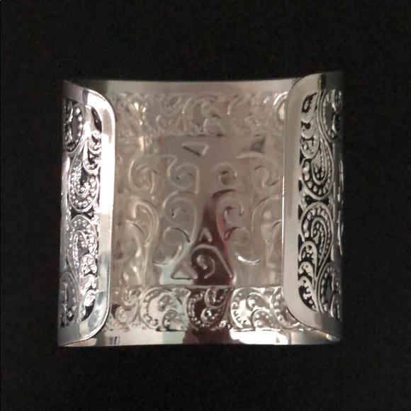 SILVER METAL CUFF BRACELET W/GORGEOUS DESIGN - Picture 5 of 13